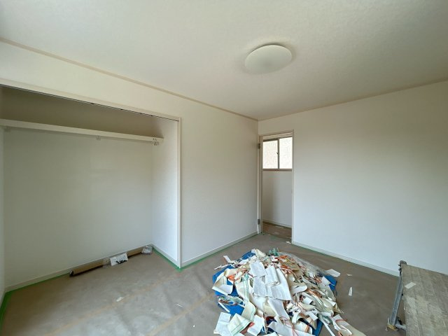 いわき市常磐下船尾居作　4LDK中古住宅　陽当たり良好！　不動産プラスの洋室|北側洋室別角度。フローリング重ね張り、天井・壁クロス張替え、建具交換、照明器具交換、火災警報器設置を行います。家具や家電いろんな配置を試してみてください。