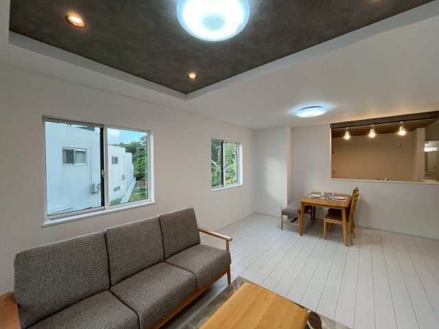 沖縄市登川 全5棟の居間・リビング