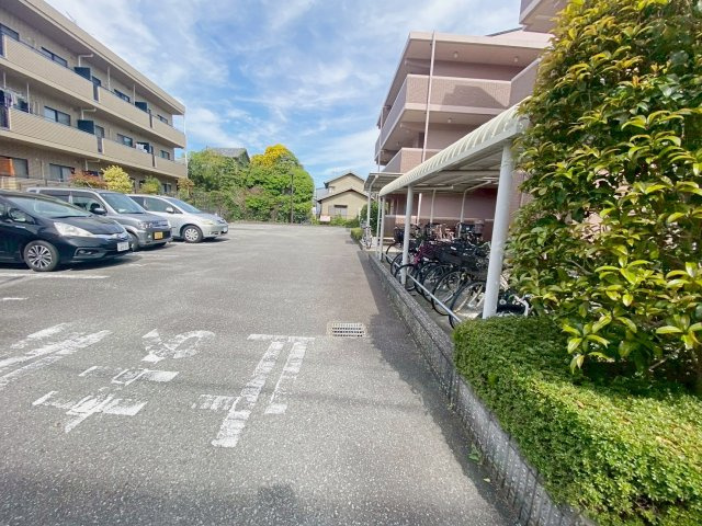 グレース本館の駐車場|駐車スペースもあります