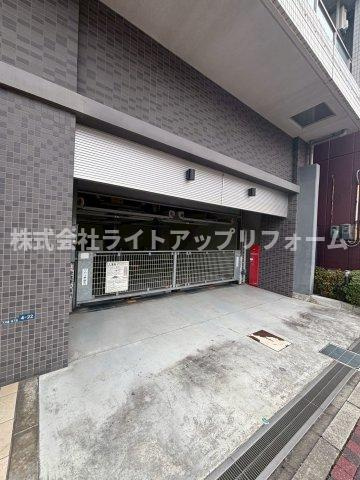 ロイスグラン神戸下沢通の駐車場