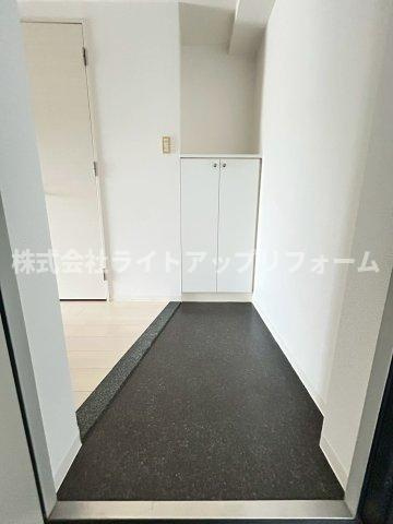 ロイスグラン神戸下沢通の玄関