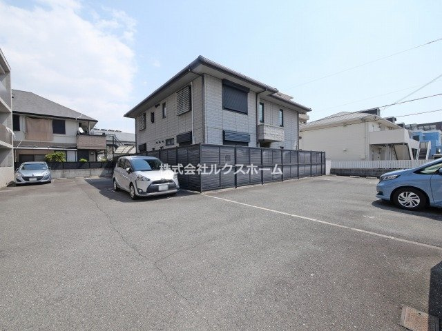 リッツ西中条の駐車場