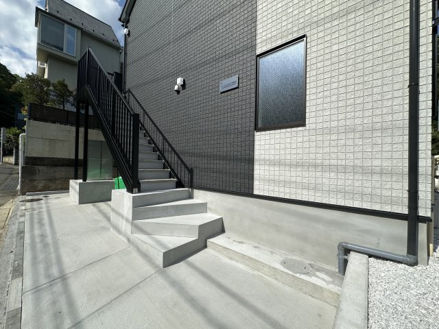 川崎市麻生区多摩美１丁目のアパートのエントランス