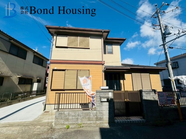 内装リフォーム済み物件　朝霧南町4丁目　中古戸建の前面道路含む現地写真