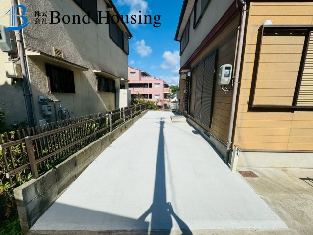 内装リフォーム済み物件　朝霧南町4丁目　中古戸建の前面道路含む現地写真