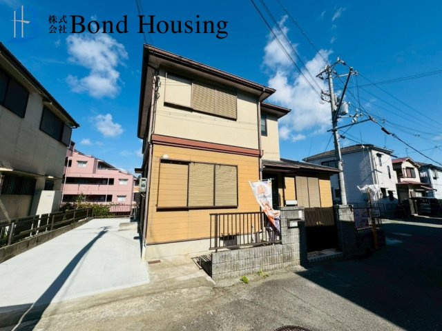 内装リフォーム済み物件　朝霧南町4丁目　中古戸建の前面道路含む現地写真