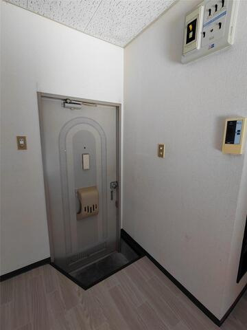 三輪ハイツの玄関