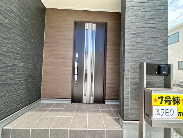 ■■うるま市前原-7号棟（全10棟）の玄関|落ち着いた玄関です