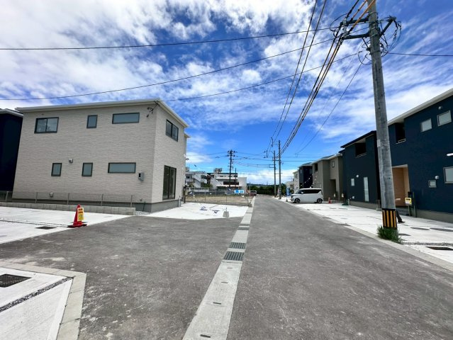 ■■うるま市前原-7号棟（全10棟）の前面道路含む現地写真|前面道路含む現地写真です