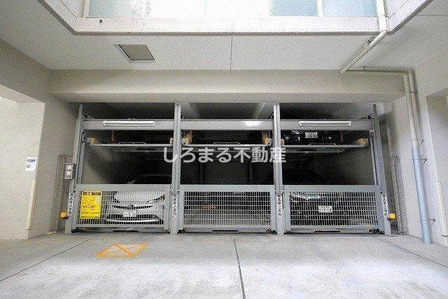 アーデンタワー本町イーストの駐車場