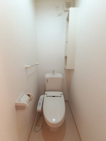 落ち着いた色調のトイレです