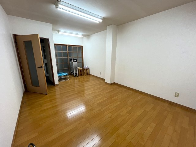 中央町貸店舗2の洋室