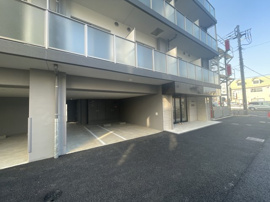 駐車場があるので、車を買う予定の方も安心です