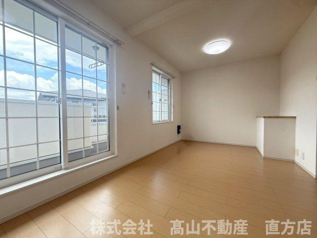 北九州市八幡西区茶屋の原３丁目のアパートの居間・リビング