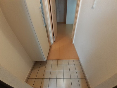 【玄関】 | グランソレイユ楠葉 | 収納もある玄関です
