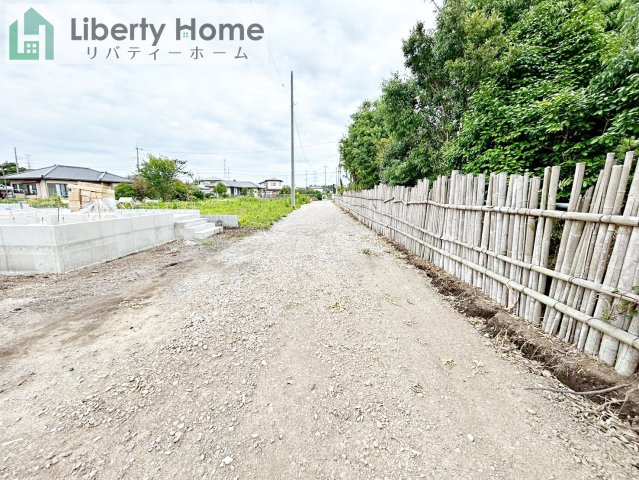 那珂市杉第3　新築戸建　1号棟の前面道路含む現地写真
