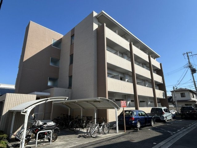グランシャリオの駐車場|車をお持ちの方に嬉しい駐車場付きの物件です