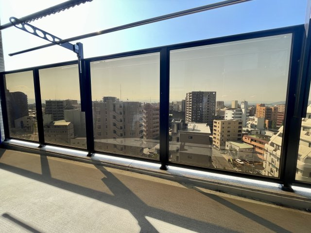 サンメゾン水前寺駅前ゲートのバルコニー|室内からも眺望を堪能できる設計です。
