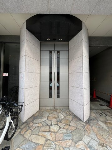 レジディア心斎橋ウエストのエントランス