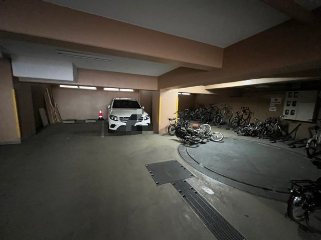 プレサンス心斎橋モデルノの駐車場