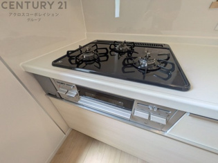多数の調理器具を同時に使用でき、料理の効率化が可能。省エネで節約になり、様々な料理スタイルに適応できます。また、火力調整が独立しており、手入れや掃除もしやすく、今よりもっとお料理が楽しくなるかも。