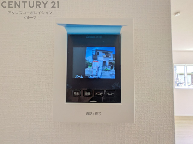 訪問者が来たときにテレビ画面で確認できるため、安心してドアを開けられます。録画機能があるものもあり、留守中に来訪者を記録しておくことができます。利便性が高く、セキュリティ面でも安心です。