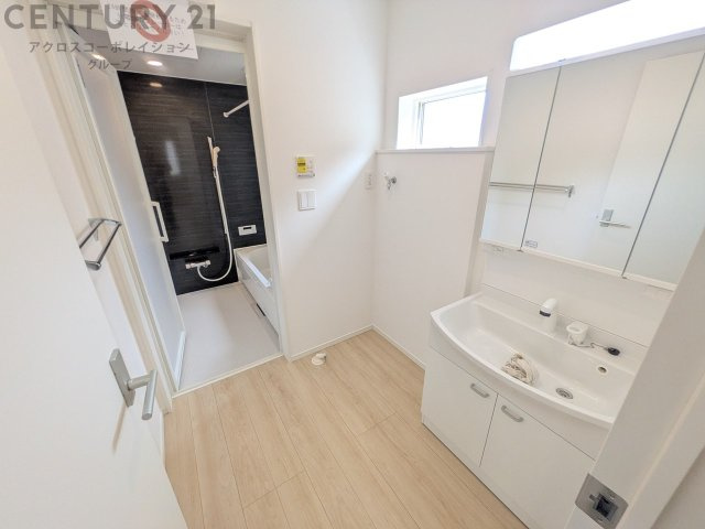 衣服の収納や脱ぎ着や整理整頓がしやすく、湿った衣類を乾燥させるスペースがありカビや臭いの発生を防ぎます。床の汚れを他の部屋に持ち込まず清潔を保つことができます。また快適な入浴環境の整備にも役立ちます。