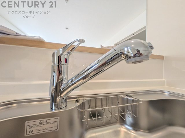 浄水機能付キッチン水栓は、飲み水や調理水の品質を向上させ、健康と安全をサポートします。便利な直飲みや炊飯用水として利用でき、ボトル水の買い物やストックの必要がなくなります。