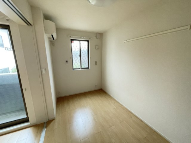 アカンサスⅣの洋室|別部屋反転間取りのお写真となります。