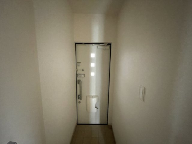 アカンサスⅣの玄関|別部屋反転間取りのお写真となります。