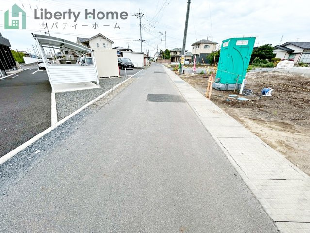 那珂市杉第3　新築戸建　2号棟の前面道路含む現地写真