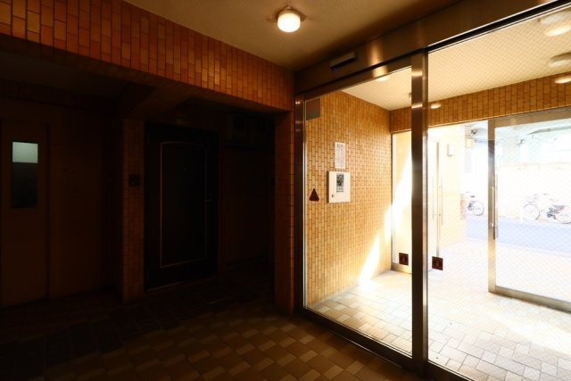 グランドコート八幡山のエントランス
