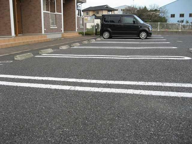 ドゥーエ・ヴォーチの駐車場|カースペースがあります