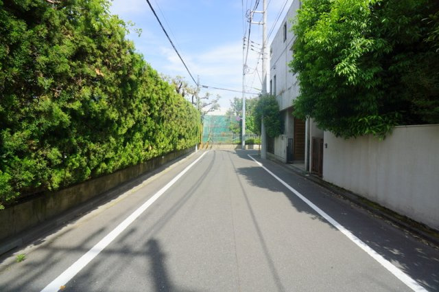 宮坂１　土地の前面道路含む現地写真|北側公道　幅員約6.0m