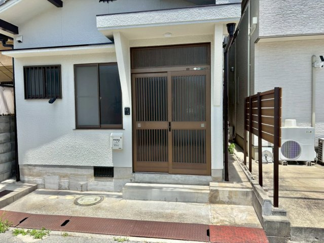 高砂市緑丘2丁目貸家のエントランス