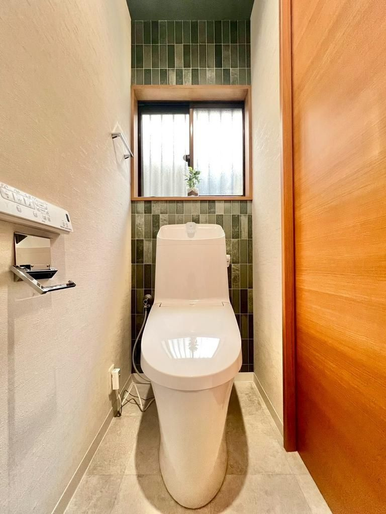 板橋区赤塚4丁目　中古戸建のトイレ|現地写真

現地ご見学希望・資料請求などお気軽にお問い合わせ下さい！
03-5990-5201