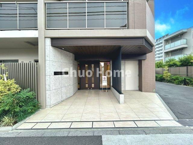 センチュリー東綾瀬のエントランス|【エントランス】マンションのエントランスは、その物件の印象を決める、顔とも言える場所です。毎日通る場所ですからきれいなのが一番です。