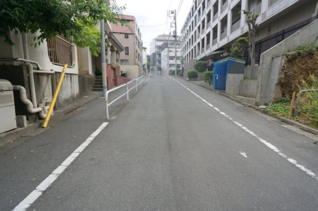 西早稲田３　土地の前面道路含む現地写真|東側　公道　幅員約6.8m　接道約18.9m
