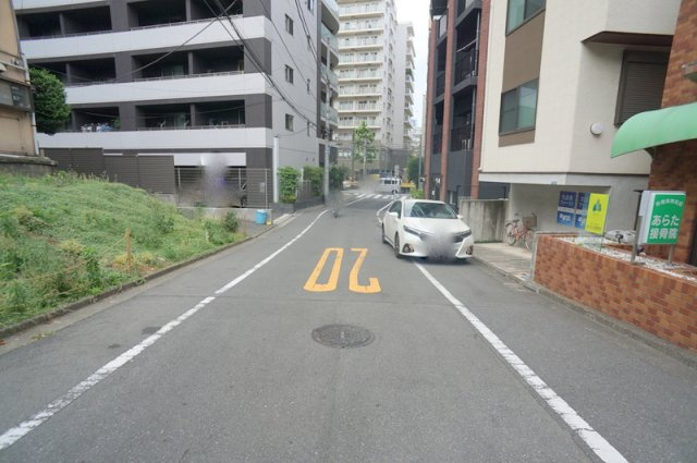 西早稲田３　土地の前面道路含む現地写真|東側　公道　幅員約6.8m　接道約18.9m
