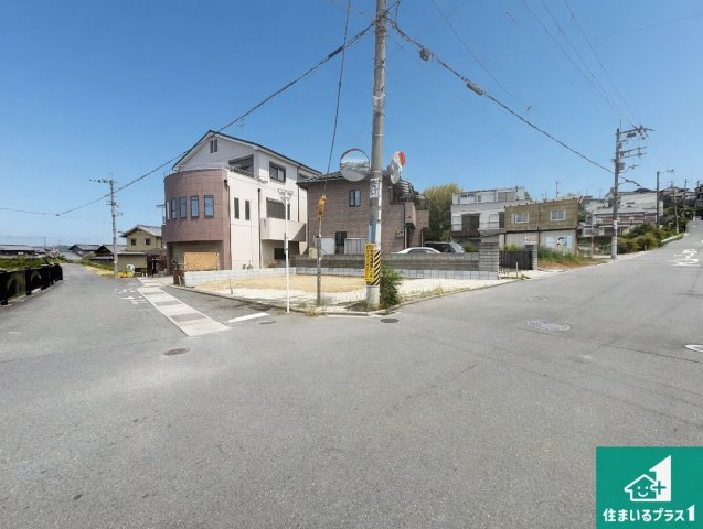 富田林市東板持町　第1期　新築一戸建ての前面道路含む現地写真|周辺は落ち着いた街並みの住宅地！子育てがしやすい住環境です！まだ未完成ですが、現地でしかわからない事もございます。是非一度ご覧ください。