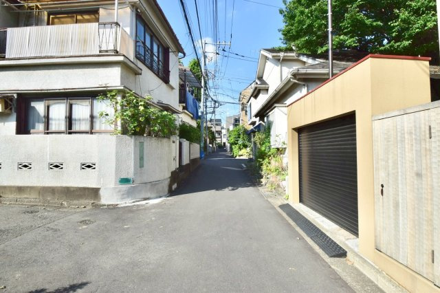 豊島区雑司が谷1丁目　建築条件無し売地の前面道路含む現地写真|現地写真

現地ご見学希望・資料請求などお気軽にお問い合わせ下さい！
03-5990-5201