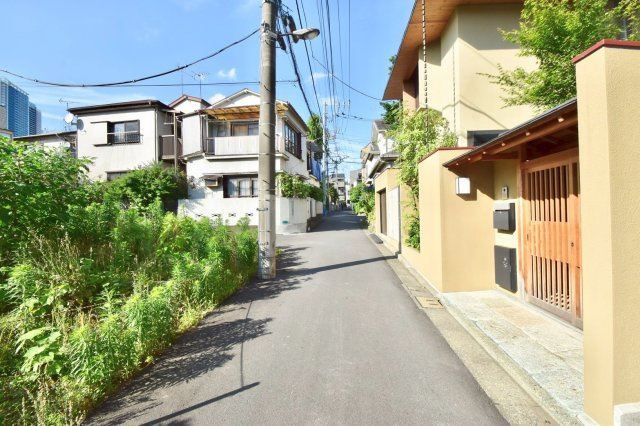 豊島区雑司が谷1丁目　建築条件無し売地の前面道路含む現地写真|現地写真

現地ご見学希望・資料請求などお気軽にお問い合わせ下さい！
03-5990-5201