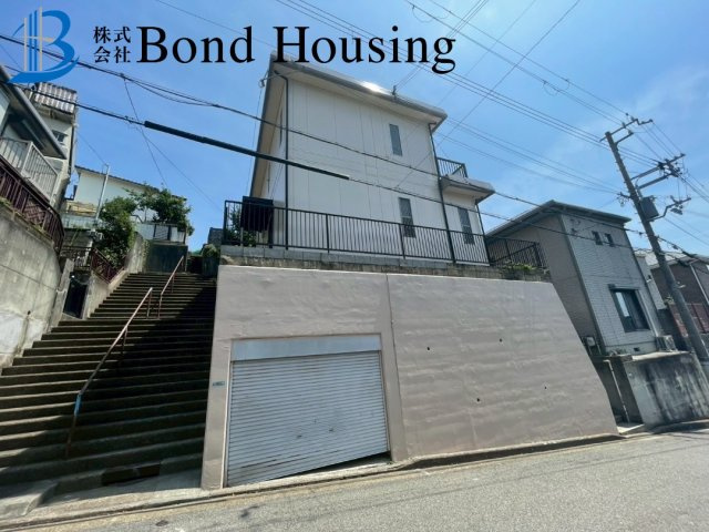 令和7年9月リフォーム完成予定　北朝霧丘2丁目　良質中古戸建の前面道路含む現地写真