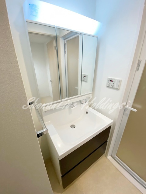 厚木市旭町１丁目の賃貸マンションの洗面所|三面鏡洗面台♪
