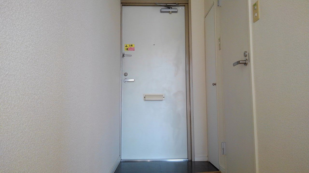 レオパレス古市場の玄関