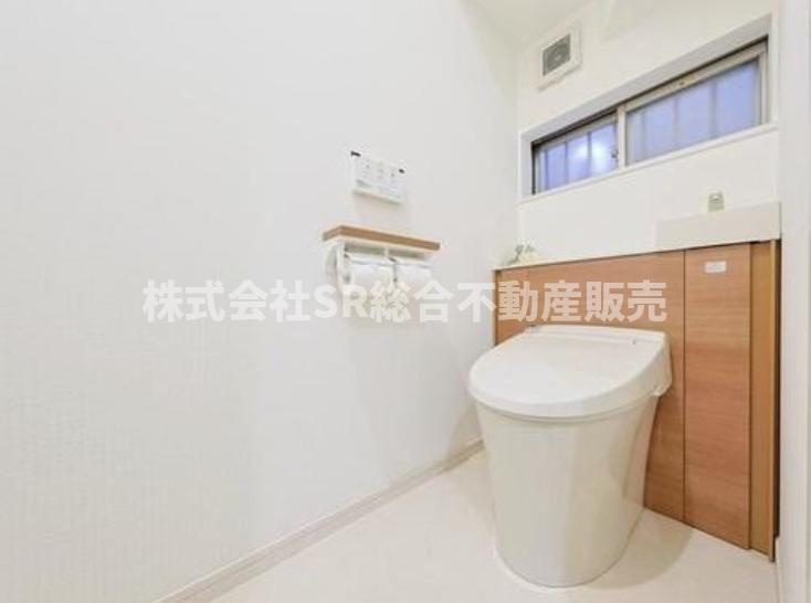 立花町中古戸建のトイレ|温水洗浄便座もございます♪トイレは2か所に有！