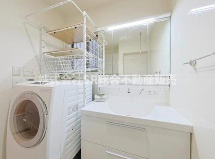 立花町中古戸建の脱衣所|室内洗濯機置場もあり、清潔感のある脱衣場です！