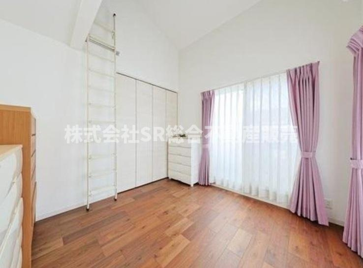 立花町中古戸建の洋室|全洋室6帖+ロフト有で天井が高く開放感のあるお部屋です！