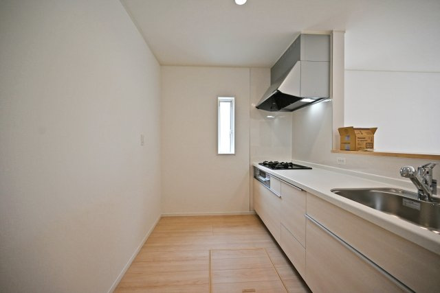 クレイドルガーデン山田3丁目新築一戸建て│4LDK+駐車駐輪のキッチン|キッチン後ろのスペースも広く、ご入居後に設置するカップボードの幅も広がります。特にLDKが広い住宅の場合はカップボードなどのメインインテリアを大きくするとバランスが良くなります。