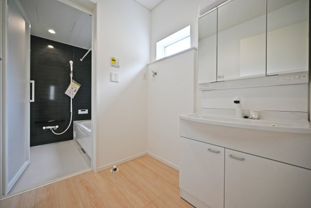 クレイドルガーデン山田3丁目新築一戸建て│4LDK+駐車駐輪の独立洗面台|1階洗面台は3面鏡裏収納付きのドレッサーを採用しています。小窓も設けているため、電気乾燥機等によりこもる湿気もしっかり排出できます。